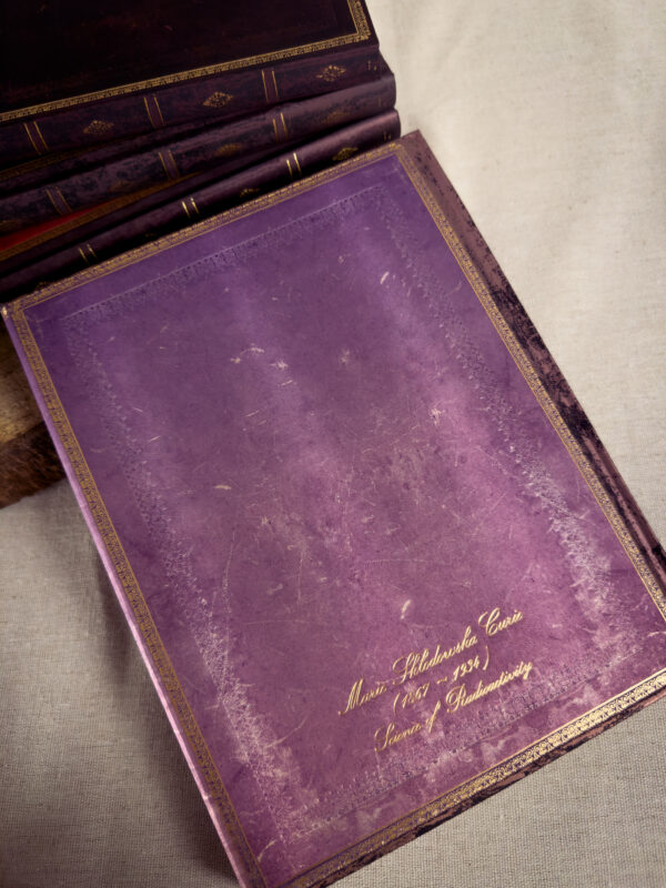 Paperblanks – Marie Curie, Science of Radioactivity, Capa Dura - Imagem 3